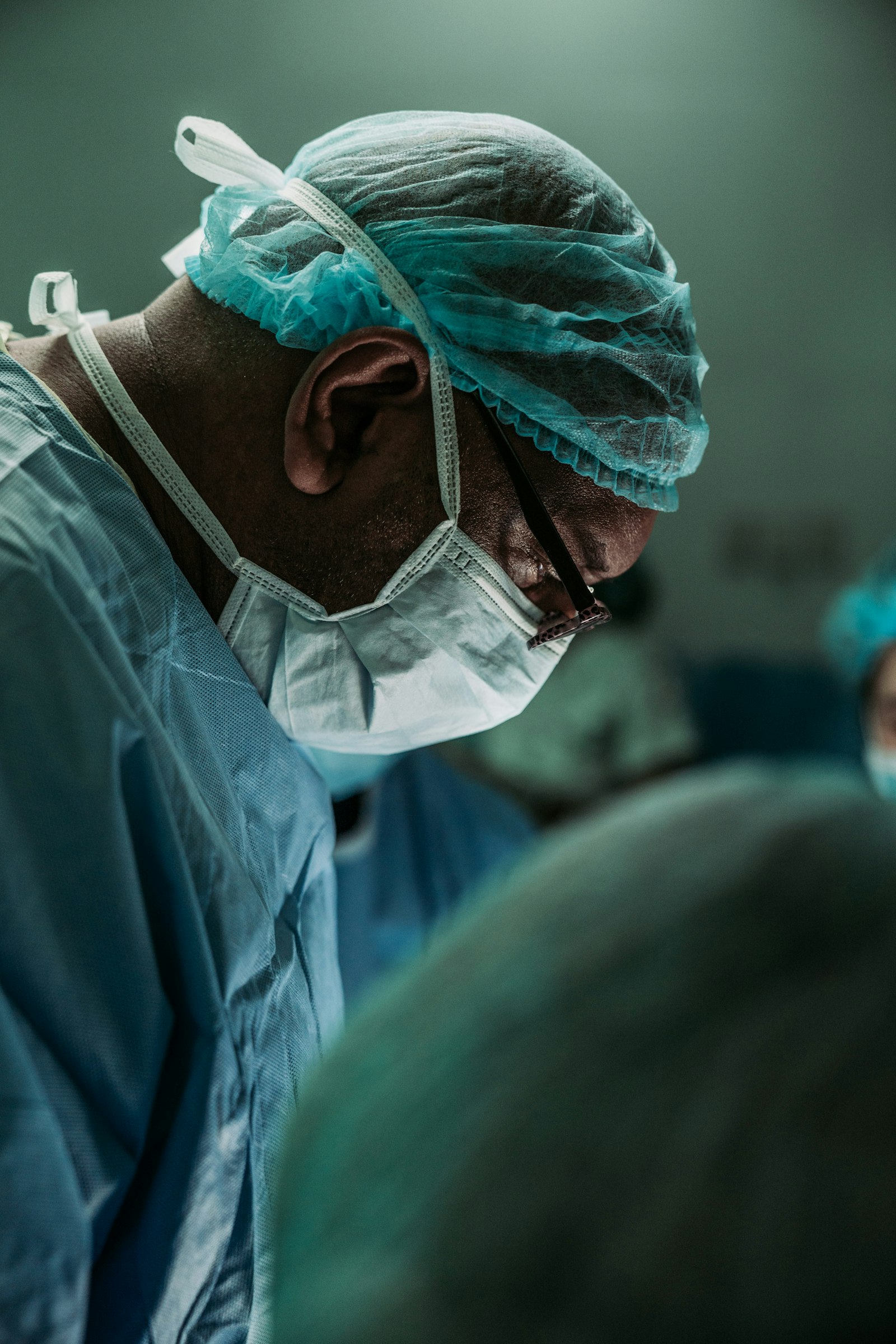 Cirujano de Basari Grupo Médico en quirófano